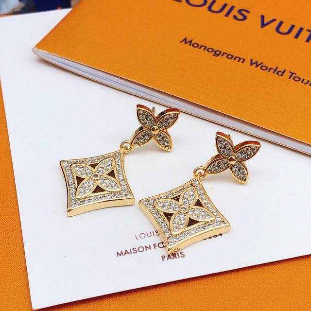 Lv*Latest Diamond-Shaped Vintage Pattern Ear Studs, Consistent Zp Brass Material