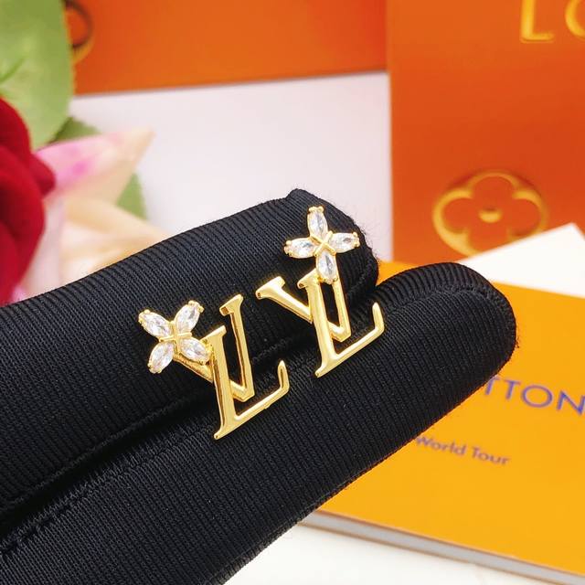 Lv*Latest Diamond-Studded Horse Eye Flower Ear Studs, Consistent Zp Brass Materi