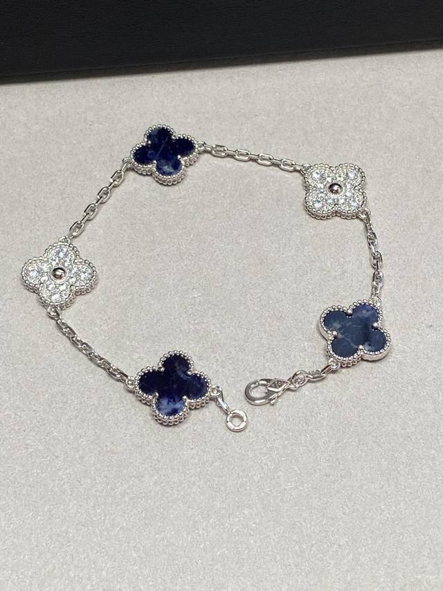 V Gold-Plated Peter Stone With Diamond-Studded Four-Leaf Clover And Five-Flower