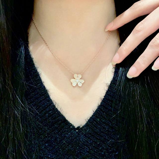 Vancleefarpels Flower Alhambra Pendant