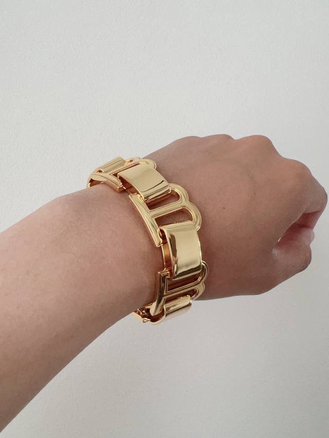 Balenciaga Balenciaga Bracelet, Simple And Elegant, With A Luxurious Gold Finish
