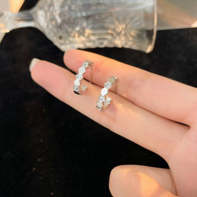 Shangmei Fengchao Earrings, Inspired By The Honeycomb Shape, Showcase Geometric
