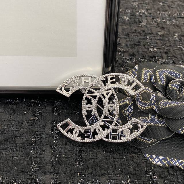 Code A440 0256845 Chanel Brooch Best-Selling New Arrival Double C Openwork Lette