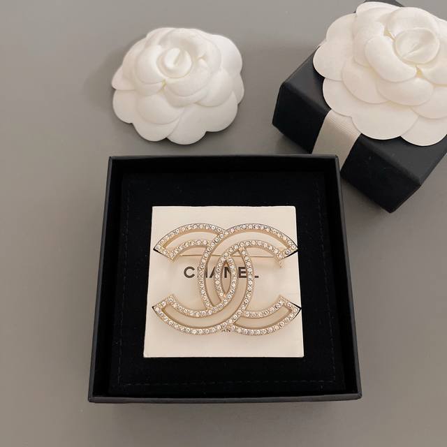 Our Product: Double-Row Diamond-Encrusted Hollow-Out Brooch Z 4000, A Classic An