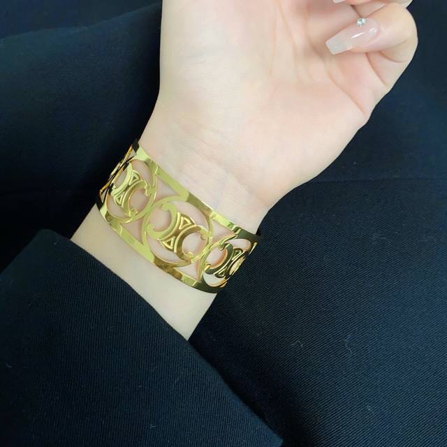 Celine Triomphe Arch Hollow Wide Bracelet! So Exquisite! A Simple And Ordinary D