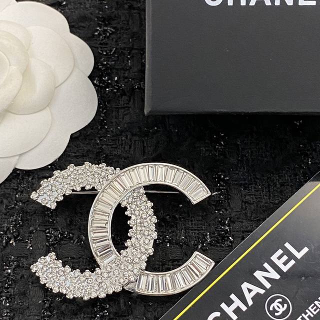 Xiangjia New Arrival Brooch, Hot-Selling Style. . Same Quality As The Boutique,