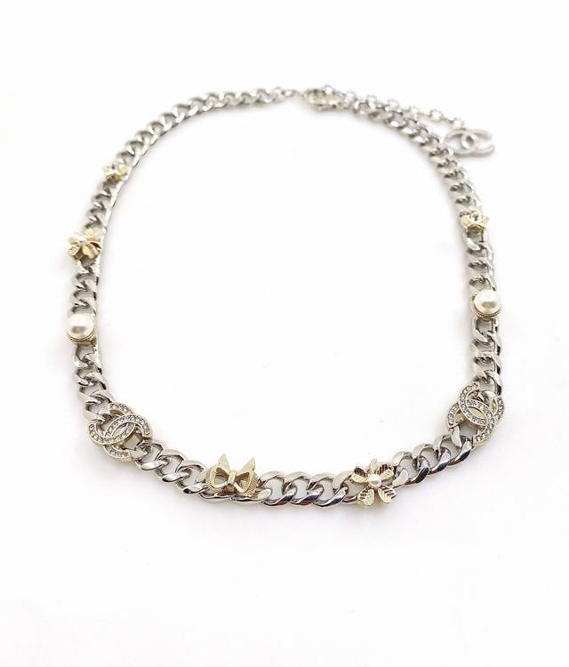 Chanel Latest Dual-Color Bow Chain Necklace, Consistent Zp Brass Material.
