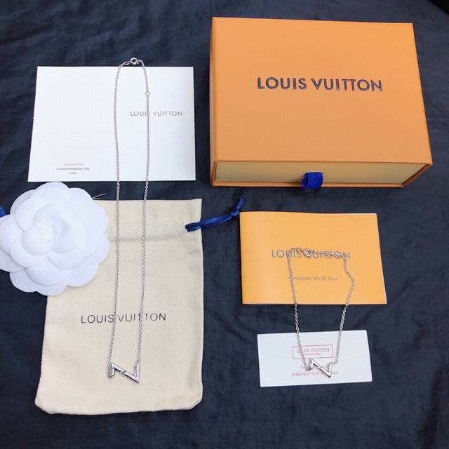 Necklace And Bracelet Stunning New Louis Vuitton Earrings With Letter V Design H