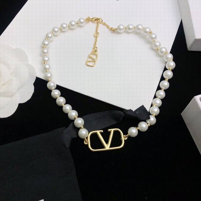 Valentino Pearl Necklace New Arrival Trending Online! Simple And Elegant, Fashio