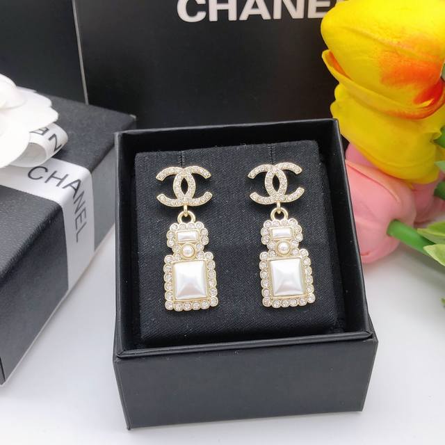 Id Xed0818 Black Id Xed0824 White Chanel Double C Perfume Bottle Earrings