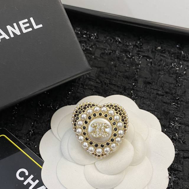 Code A462 Chanel Brooch Bestseller Now Available! Chanel 22A Heart-Shaped Brooch