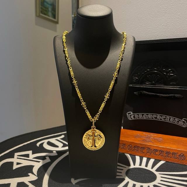 New Arrival, Counter-Quality Chrome Hearts. Classic Gold-Colored Multi-Element N
