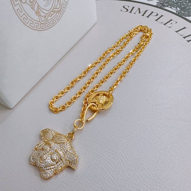 High-Quality Versace Medusa Head Necklace Authentic Store New Arrival Molded Ret