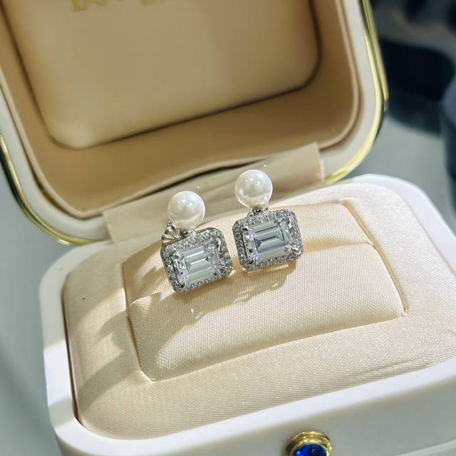 A3357 Best-Selling Pearl Square Diamond Perfume Bottle Stud Earrings. Versatile