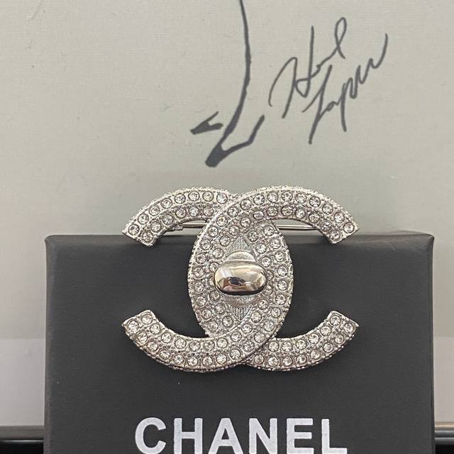 Code A455 0257825 Chanel Brooch Best-Selling New Arrival Chanel 22A Full Diamond