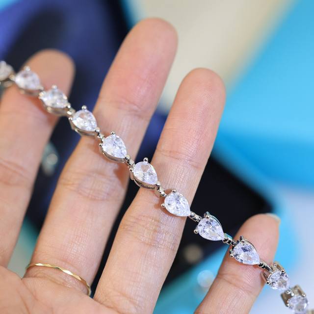 Tiffany Tiffany Teardrop Bracelet V-Gold Material, Shipping Code 925048. A Dazzl