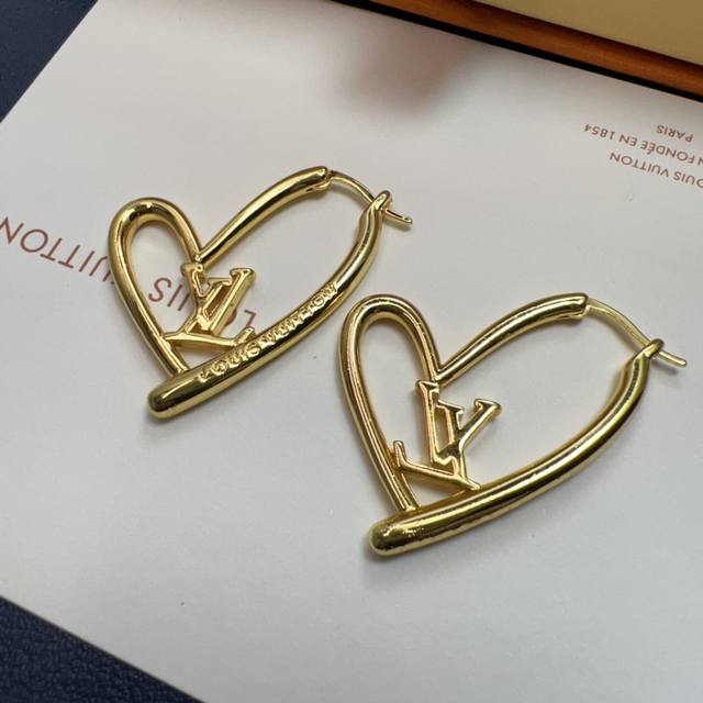 Donkey House Fall In Love Heart Earrings Feature A Modern Openwork Design And Fl