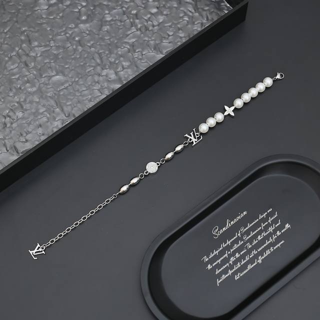 Pearls Fusion Bracelet M1556A Pearls Fusion Bracelet Features An Asymmetrical De