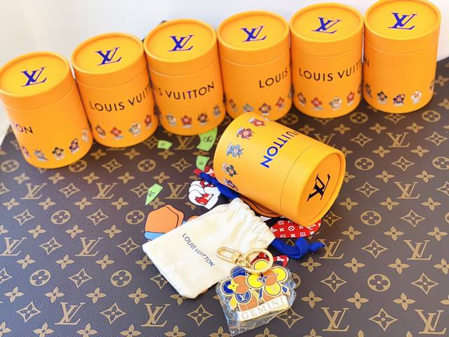 Lv Zodiac Keychain - Gemini Detailed Photos