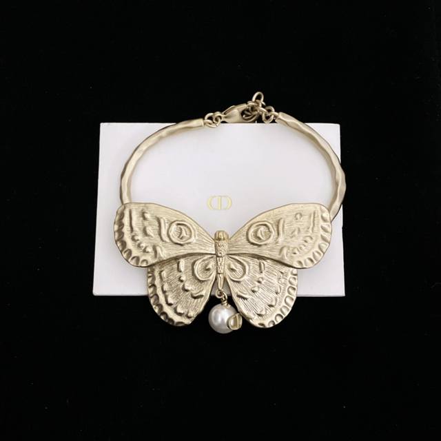 High-Quality, Details As Shown In The Photo. D Butterfly Bracelet Z 7800. Absolu
