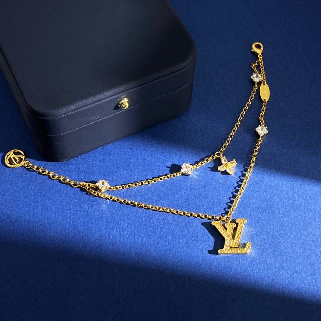 Lu92 Lv Louis Vuitton Instagram-Inspired Luxury Diamond-Studded Lv Letter Diamon