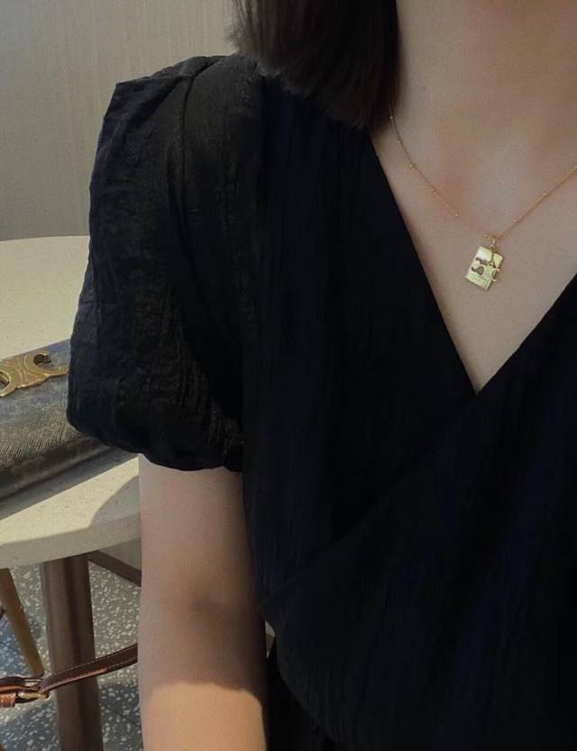Celine New Necklace With A Unique Design And Bold Personality, Redefining Tradit