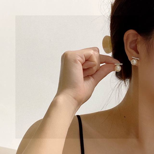 Xiaohongshu Recommended Latest Bestseller: Celine Metal And Pearl Stud Earrings
