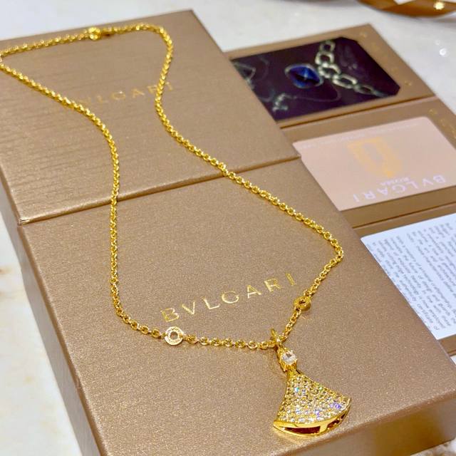 Bvlgari Necklace In V Gold. Bvlgari Divas' Dream Series, Flawless Condition, Imp
