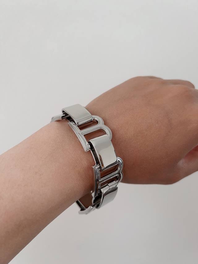 Balenciaga Balenciaga Bracelet - Simple And Elegant, With A Luxurious Gold Finis