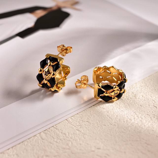 Trendy And Elegant Lv New Louis Vuitton Earrings Sweeping The Fashion World, Run
