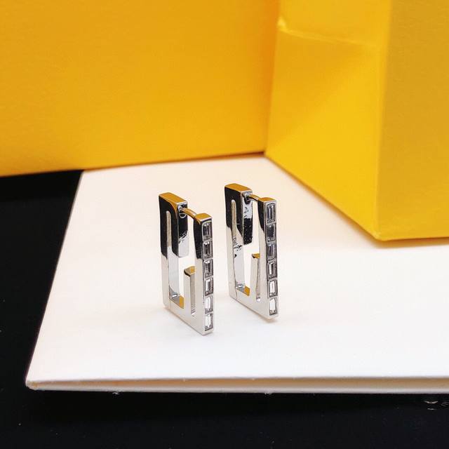 Id Fded0022 Fendi Rectangular Ear Hook Earrings With Silver And Diamonds