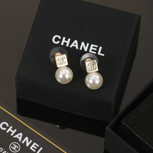 The More Fashionable A Woman Is, The More She Knows How To Use Accessories To En