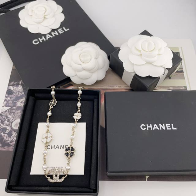 Our Product: Black And White Camellia Pearl Short Necklace Z 9100! Large Quantit