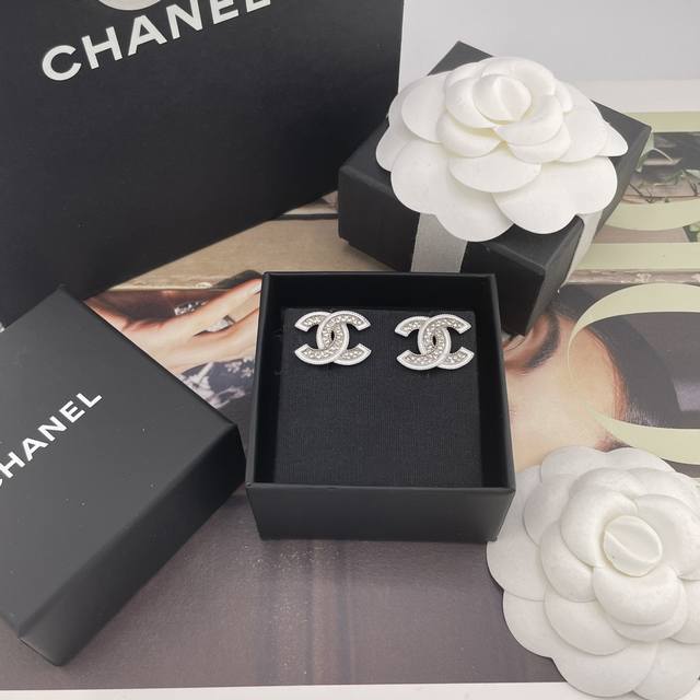 Our Product: White-Edged Full-Diamond Double C Stud Earrings Z 4500! For Bulk Or
