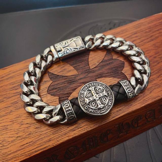 New Arrival, Counter-Quality Chrome Hearts Classic Retro Cross Bracelet. The Uni