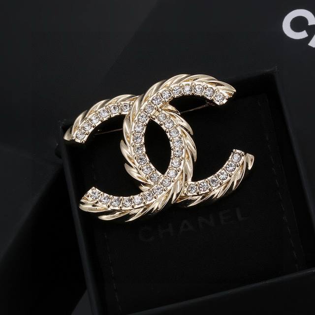 Chanel Chanel High-End Double C Brooch