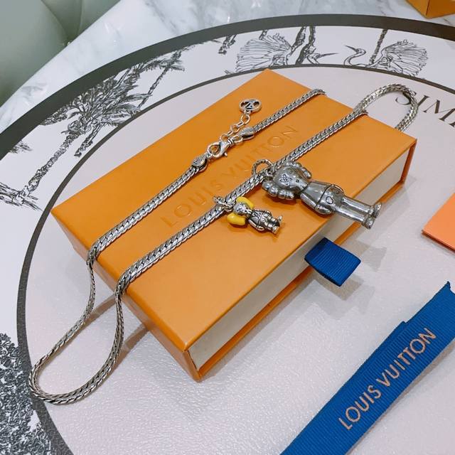 Authentic New Louis Vuitton Lv Necklace, Original Factory-Made New Model, Retro-