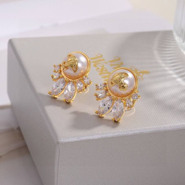 Uk Import Vivienne Westwood Saturn Ear Studs Elegant And Sophisticated Design, B