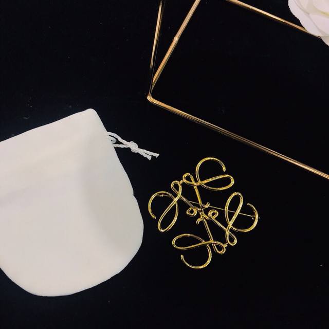 Celebrity And Influencer Favorite Brooch, Available At The Same Time As The Stor