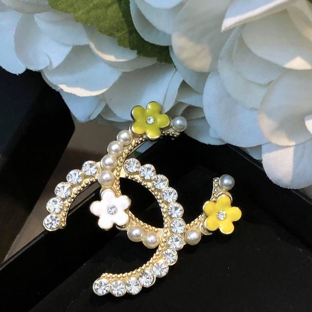Chanel Autumn/Winter Collection Flower Braid Diamond Earrings Set With Brooch A