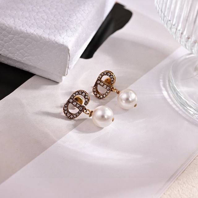Dior New Arrival: The Dior Pearl Tribe Earrings That All Top-Tier Brands Love. T