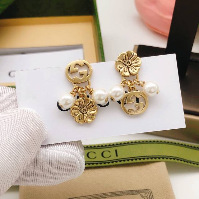 Ged0166 Today's Recommendation: Gucci Gg Flower Ear Studs