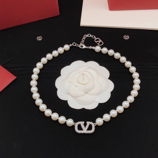 Code Valentino Pearl Necklace Silver V-Shaped Diamond-Encrusted
