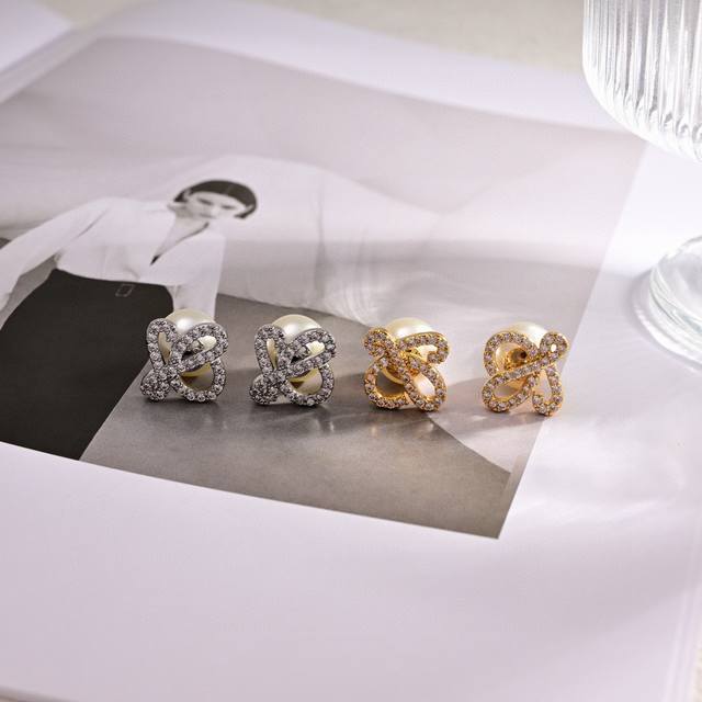 Loewe New Letter Ear Studs With A Unique Design And Bold Personality. Versatile.
