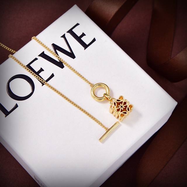 Loewe Necklace New Arrival: A Must-Have For Every Fashionista! Simple, Elegant,