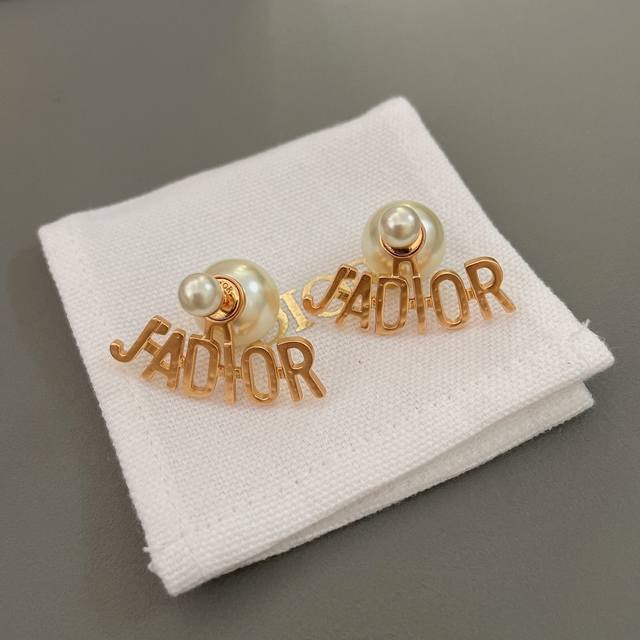 High-Quality, Details As Shown. D-Shaped Pearl Ear Studs
