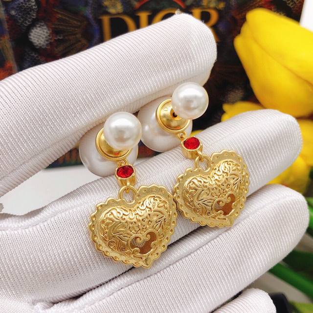 Code Ded0127 Dior Heart Pearl Earrings Super Beautiful, Looks Great With Any Out