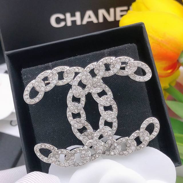 Id Xxz0153 New Cc Brooch, The Silver Design Is Very Beautiful, With Small Diamon