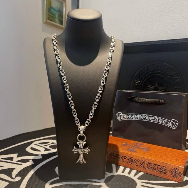 New Arrival, Store-Quality Chrome Hearts Classic Retro Letter Necklace With Hear