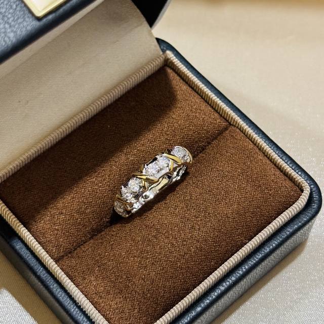 Popular Classic Wide Version 16-Diamond Two-Tone Cross Ring Ultra-Popular Diamon
